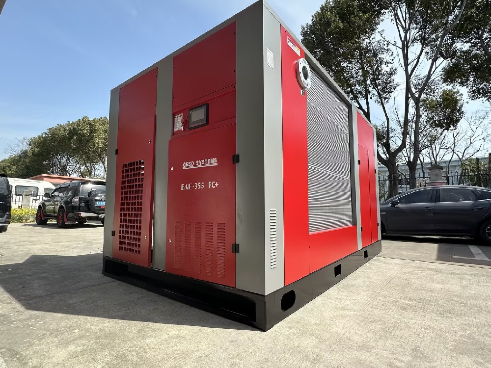 Which is better, an oil-injected screw air compressor or an oil-free air compressor?